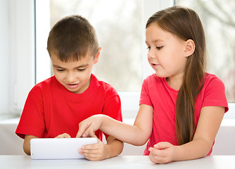 Image showing Children are using tablet