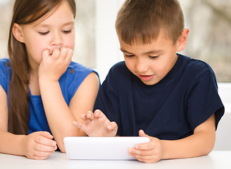 Image showing Children are using tablet