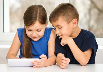 Image showing Children are using tablet