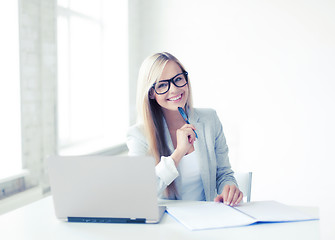 Image showing businesswoman with documents