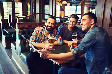 Image showing friends taking selfie and drinking beer at bar