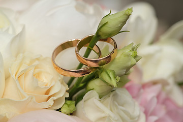 Image showing wedding rings on the bouquet