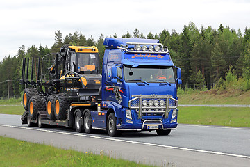 Image showing Volvo FH Transports Ponsse Forwarder along Road