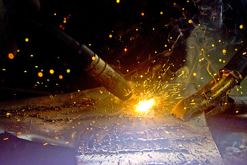 Image showing To weld a iron sheet