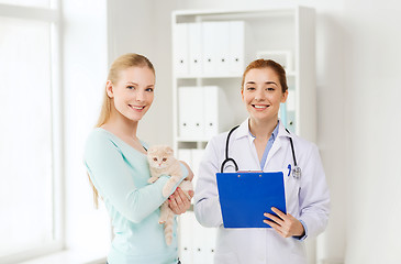 Image showing happy woman with cat and doctor at vet clinic