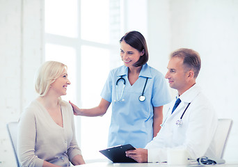 Image showing doctor with patient in hospital