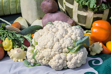 Image showing Vegetable harvest is sold at the fair.