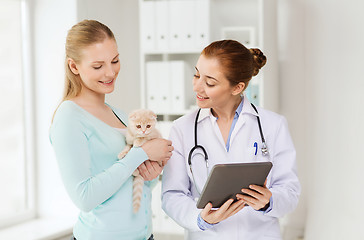 Image showing happy woman with cat and doctor at vet clinic