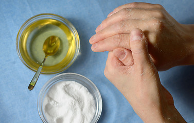 Image showing Baking soda and honey natural exfoliant