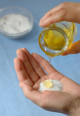 Image showing Baking soda and honey natural exfoliant