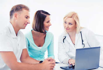 Image showing doctor with patients looking at laptop