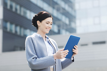 Image showing smiling business woman with tablet pc in city