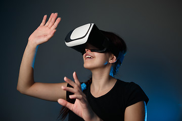 Image showing Woman using the virtual reality headset