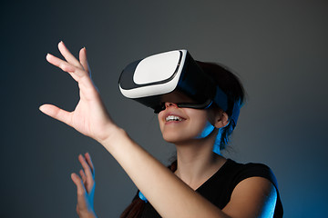 Image showing Woman using the virtual reality headset