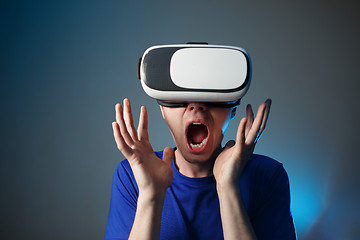 Image showing Man using VR glasses