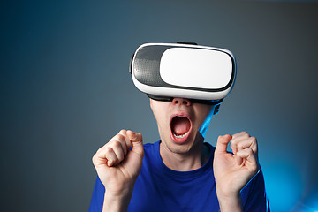 Image showing Man using VR glasses