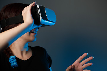 Image showing Woman using the virtual reality headset