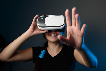 Image showing Woman wear with the VR device
