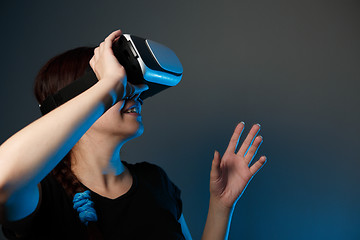 Image showing Woman using the virtual reality headset