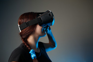 Image showing Woman using the virtual reality headset