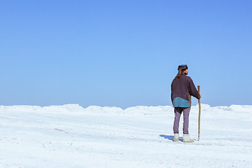 Image showing Man in a turban among the white desert