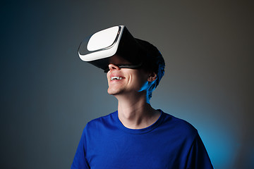 Image showing Man using VR glasses