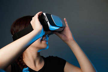 Image showing Woman using the virtual reality headset