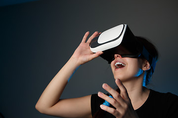 Image showing Woman using the virtual reality headset