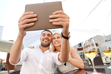 Image showing happy couple taking selfie with tablet pc at cafe