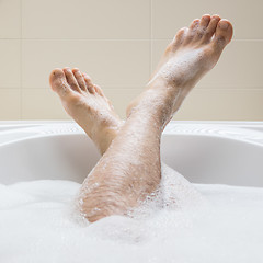 Image showing Men\'s feet in a bathtub, selective focus on toes