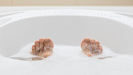 Image showing Men\'s feet in a bathtub, selective focus on toes