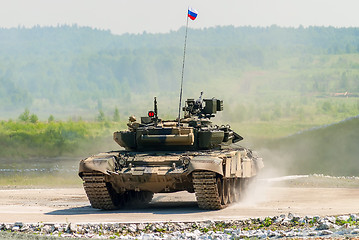Image showing Tank T-80s in motion