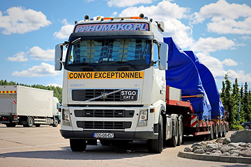 Image showing Volvo FH Oversize Load Up Front 