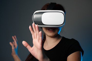 Image showing Woman using the virtual reality headset