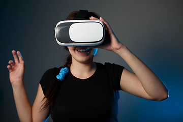 Image showing Woman wear with the VR device