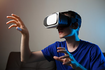 Image showing Man using VR glasses