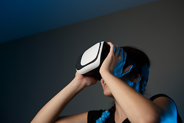 Image showing Woman using the virtual reality headset