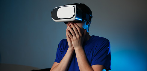 Image showing Man using VR glasses