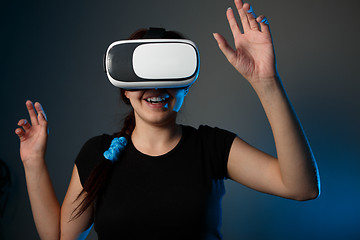 Image showing Woman wear with the VR device