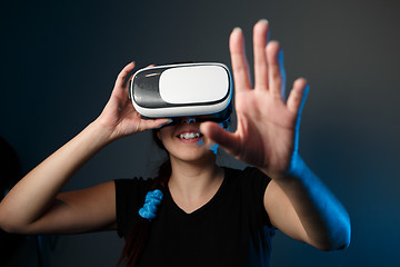 Image showing Woman wear with the VR device