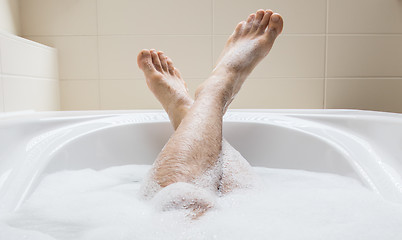 Image showing Men\'s feet in a bathtub, selective focus on toes