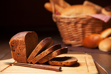 Image showing Sliced rye bread and basket 