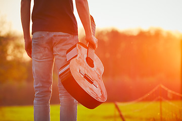 Image showing Guy with guitar