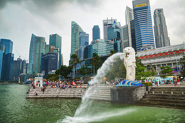Image showing Overview of the marina bay and the Merlion