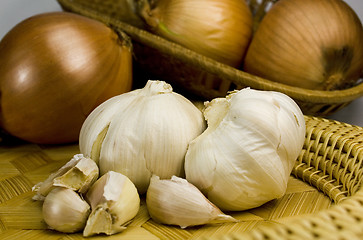 Image showing onions and garlics