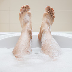 Image showing Men\'s feet in a bathtub, selective focus on toes