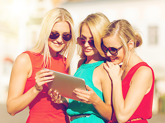 Image showing beautiful girls toursits looking into tablet pc