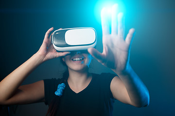 Image showing Woman wear with the VR device