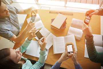 Image showing students with smartphones making cheat sheets