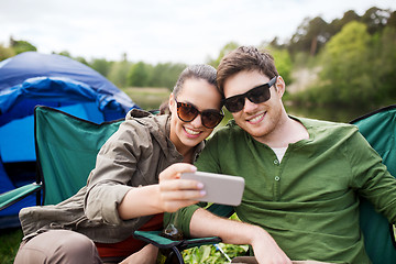 Image showing couple of travelers taking selfie by smartphone